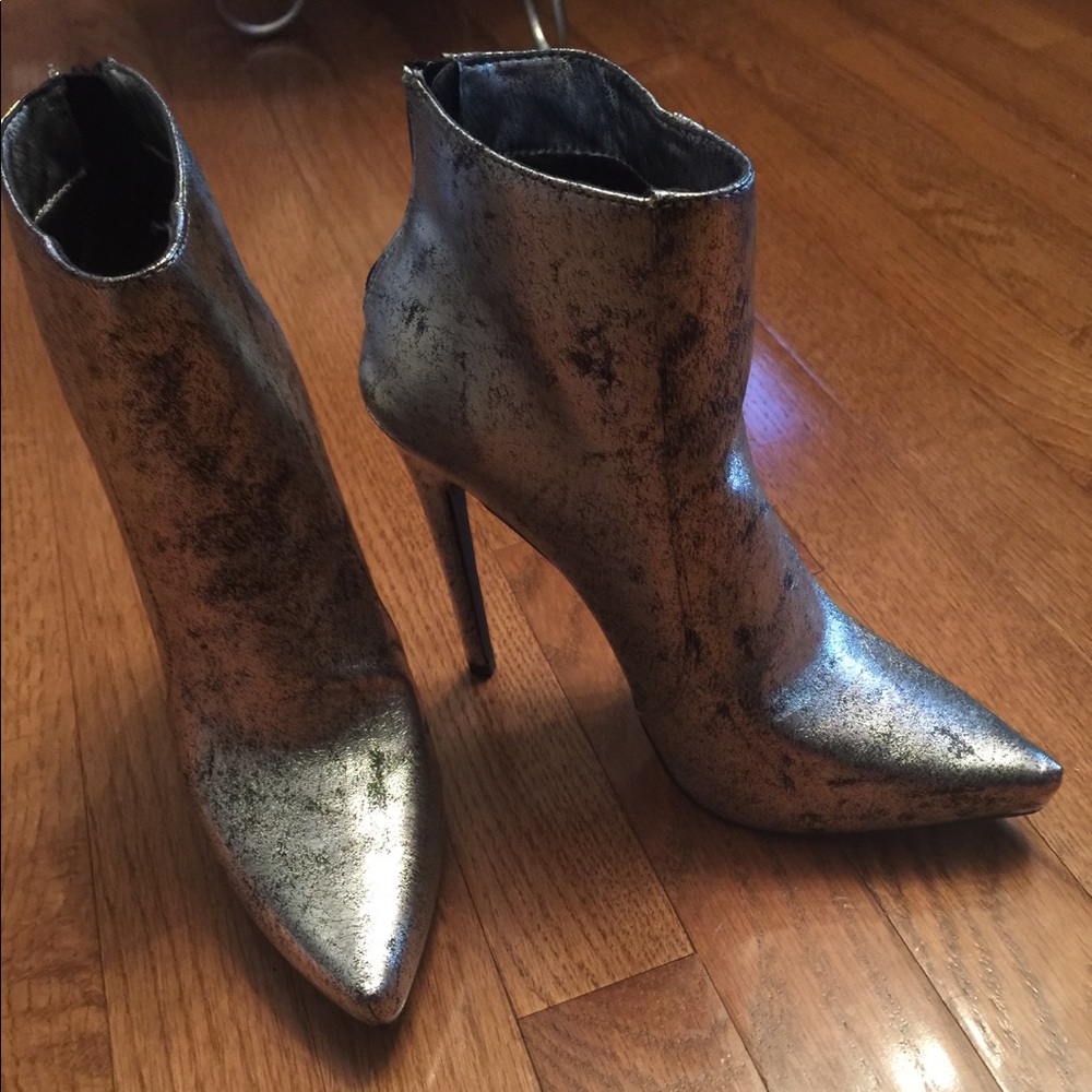 Silver metallic bootie